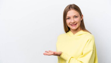 Beyaz arka planda izole edilmiş genç bir Rus kadın gülümserken bir fikir sunuyor.