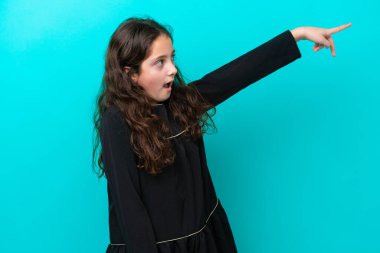 Mavi arka planda izole edilmiş küçük bir kız.