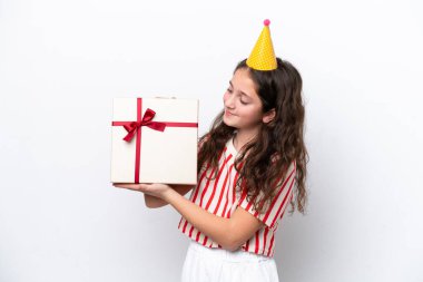 Beyaz arka planda izole edilmiş bir doğum günü hediyesi tutan beyaz bir kadın.