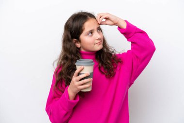 Kafkasyalı küçük bir kız beyaz arka planda izole edilmiş kahve tutuyor. Şüpheleri var ve kafası karışık.