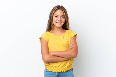 Beyaz arka planda izole edilmiş küçük beyaz kız kollarını ön cephede çapraz tutuyor.