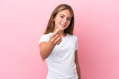 Pembe arka planda izole edilmiş küçük beyaz kız para hareketi yapıyor.