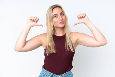 Beyaz arka planda soyutlanmış, gururlu ve kendini beğenmiş beyaz bir kadın.