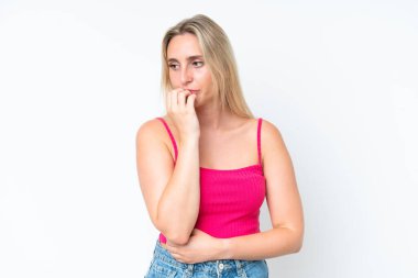 Beyaz arka planda izole edilmiş genç beyaz kadın şüpheleri var.