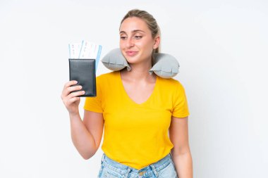 Şişirilebilir Seyahat Yastığı olan kadın yana bakıyor ve gülümsüyor.