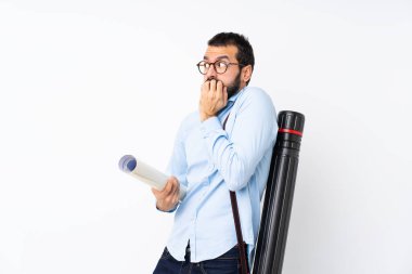 Sakallı genç bir mimar, soyutlanmış beyaz bir geçmişi var. Gergin ve korkmuş.