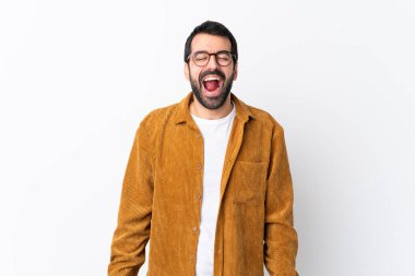 Beyaz arka planda kadife ceket giyen beyaz saçlı, sakallı yakışıklı bir adam ağzı açık bir şekilde öne doğru bağırıyor.