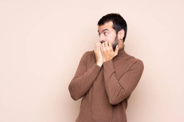 Aşırı izole edilmiş arka planda gergin ve korkmuş bir adam elleriyle suni teneffüs yapıyor.