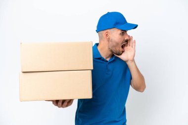 Beyaz arka planda izole edilmiş beyaz bir adam ağzı açık bağırıyor.