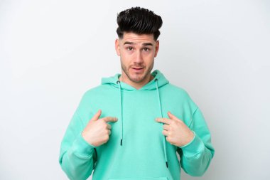 Beyaz arka planda yalıtılmış beyaz yüzlü genç beyaz bir adam.