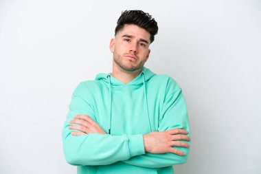 Beyaz arka planda izole edilmiş genç beyaz adam üzgün hissediyor.