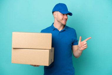 Teslimat yapan beyaz adam mavi arka planda izole edildi.