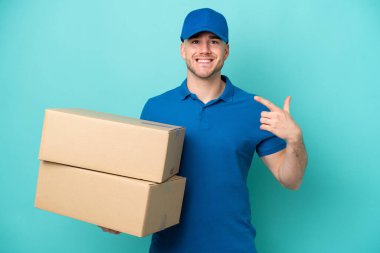 Teslimat yapan beyaz adam mavi arka planda izole edildi.