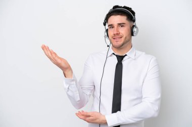 Tele pazarlamacı, beyaz arka planda izole edilmiş beyaz bir adam. Gelmesi için ellerini yana uzatıyor.