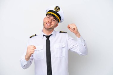 Beyaz arka planda izole edilmiş Kafkasyalı uçak pilotu zaferi kutluyor