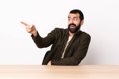 Masada sakallı, beyaz bir adam var..