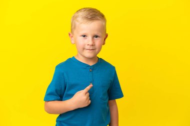Sarı arka planda izole edilmiş küçük Rus çocuk geriye işaret ediyor.