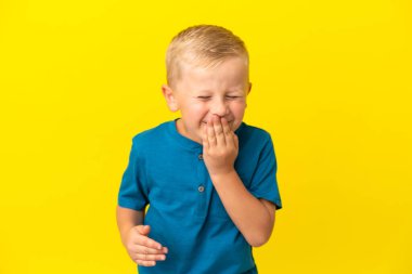 Sarı arka planda izole edilmiş küçük Rus çocuk mutlu ve gülümsüyor.