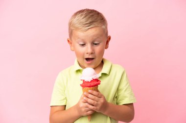 Kornet dondurması ile izole edilmiş arka planı olan küçük Rus çocuk.