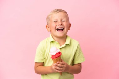 Kornet dondurması ile izole edilmiş arka planı olan küçük Rus çocuk.