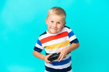 Küçük Rus çocuk izole edilmiş arka planda video oyunu kontrolörüyle oynuyor.