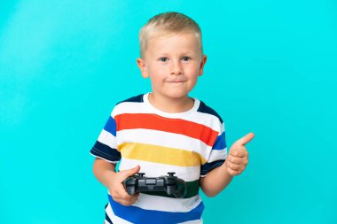 Küçük Rus çocuk izole edilmiş arka planda video oyunu kontrolörüyle oynuyor.