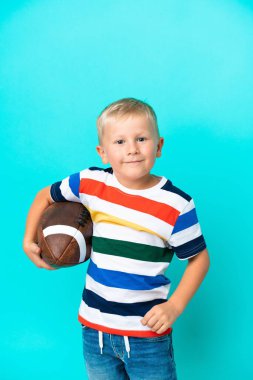 Küçük Rus çocuk soyutlanmış arka planda rugby oynuyor.