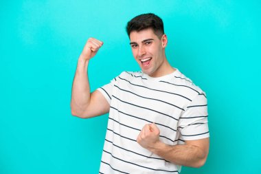 Mavi arka planda izole edilmiş beyaz bir adam zaferi kutluyor.