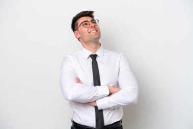 Beyaz arka planda izole edilmiş beyaz bir adam gülümserken yukarı bakıyor.