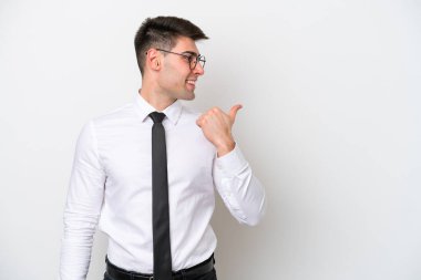 Beyaz arka planda izole edilmiş beyaz iş adamı bir ürün sunmak için kenarı işaret ediyor