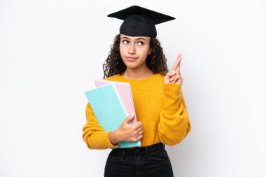 Arap üniversitesinden mezun bir kadın beyaz arka planda izole edilmiş kitaplar tutuyor ve en iyisini diliyor.