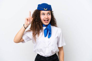 Uçak hostesi Arap kadın, beyaz arka planda izole edilmiş. Çözümü, parmağını kaldırarak anlamaya çalışıyor.
