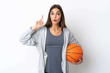 Beyaz arka planda basketbol oynayan genç bir kadın parmak kaldırarak çözümü bulmayı amaçlıyor.