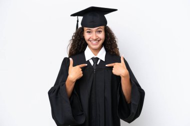 Genç üniversite mezunu Arap bir kadın, beyaz arka planda şaşırmış bir yüz ifadesiyle izole edilmiş.