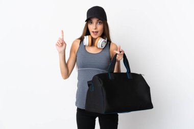 Spor çantalı genç bayan beyaz arka planda izole edilmiş harika bir fikre işaret ediyor.