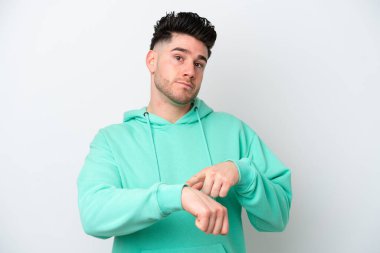 Beyaz arka planda izole genç beyaz adam geç kalma jesti yapıyor