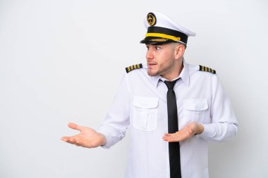 Beyaz arka planda, şaşırmış yüz ifadesiyle izole edilmiş Kafkas uçağı pilotu.