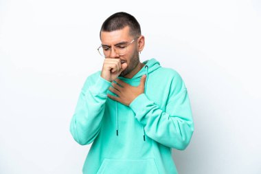 Beyaz arka planda izole edilmiş genç beyaz adam çok öksürüyor.