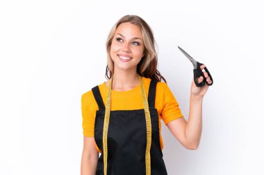 Genç Rus terzi kız, beyaz arka planda izole edilmiş.