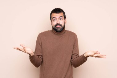 İzole edilmiş arka planda şüpheli hareketler yapan bir adam.