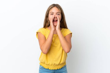 Beyaz arka planda izole edilmiş beyaz bir kız bağırıyor ve bir şeyler söylüyor.