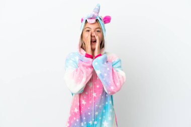 Beyaz arka planda izole edilmiş tek boynuzlu at pijamalı küçük kız bağırıyor ve bir şeyler söylüyor.