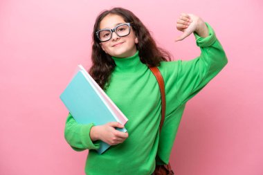 Küçük öğrenci kız pembe arka planda soyutlanmış gururlu ve kendini beğenmiş