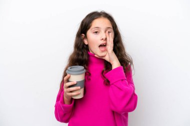 Beyaz arka planda izole edilmiş, ağzı açık bir şekilde bağıran beyaz bir kız elinde kahve tutuyor.