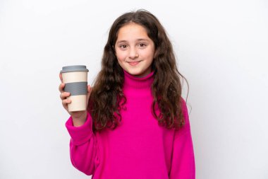 Beyaz arka planda izole edilmiş kahve taşıyan beyaz bir kız, bolca gülümsüyor.