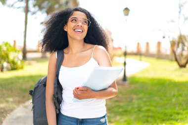 Genç bayan öğrenci gururlu ve kendini beğenmiş.