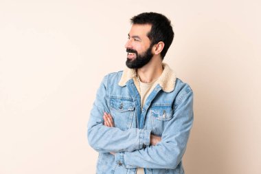 İzole edilmiş arka planda sakallı, beyaz bir adam.