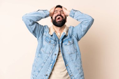 Kafkas sakallı, soyutlanmış arka planda gülen adam.