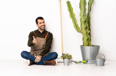 Bahçıvan içeride oturmuş, iyi bir anlaşma için el sıkışıyor.