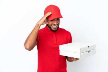 Pizza teslimatçısı beyaz arka planda izole edilmiş pizza kutularını alıyor.